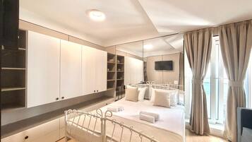 Family Studio, Balcony