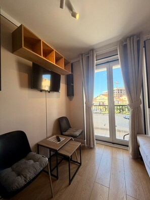 Studio classique, balcon | Literie de qualité, lit avec matelas en mousse à mémoire