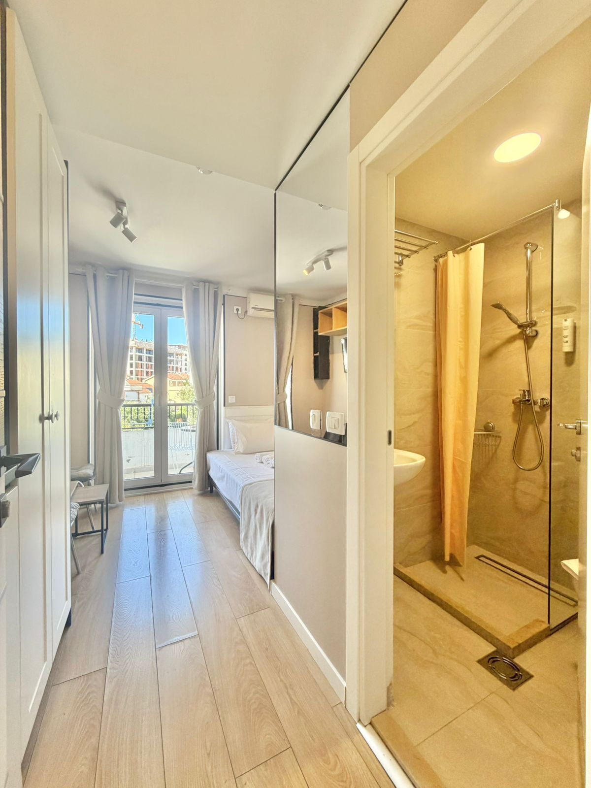 Estudio clásico, balcón | Ropa de cama de alta calidad y colchones viscoelásticos