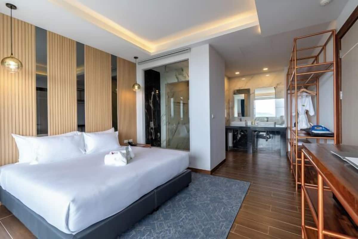In-room safe, desk, free WiFi, bed sheets