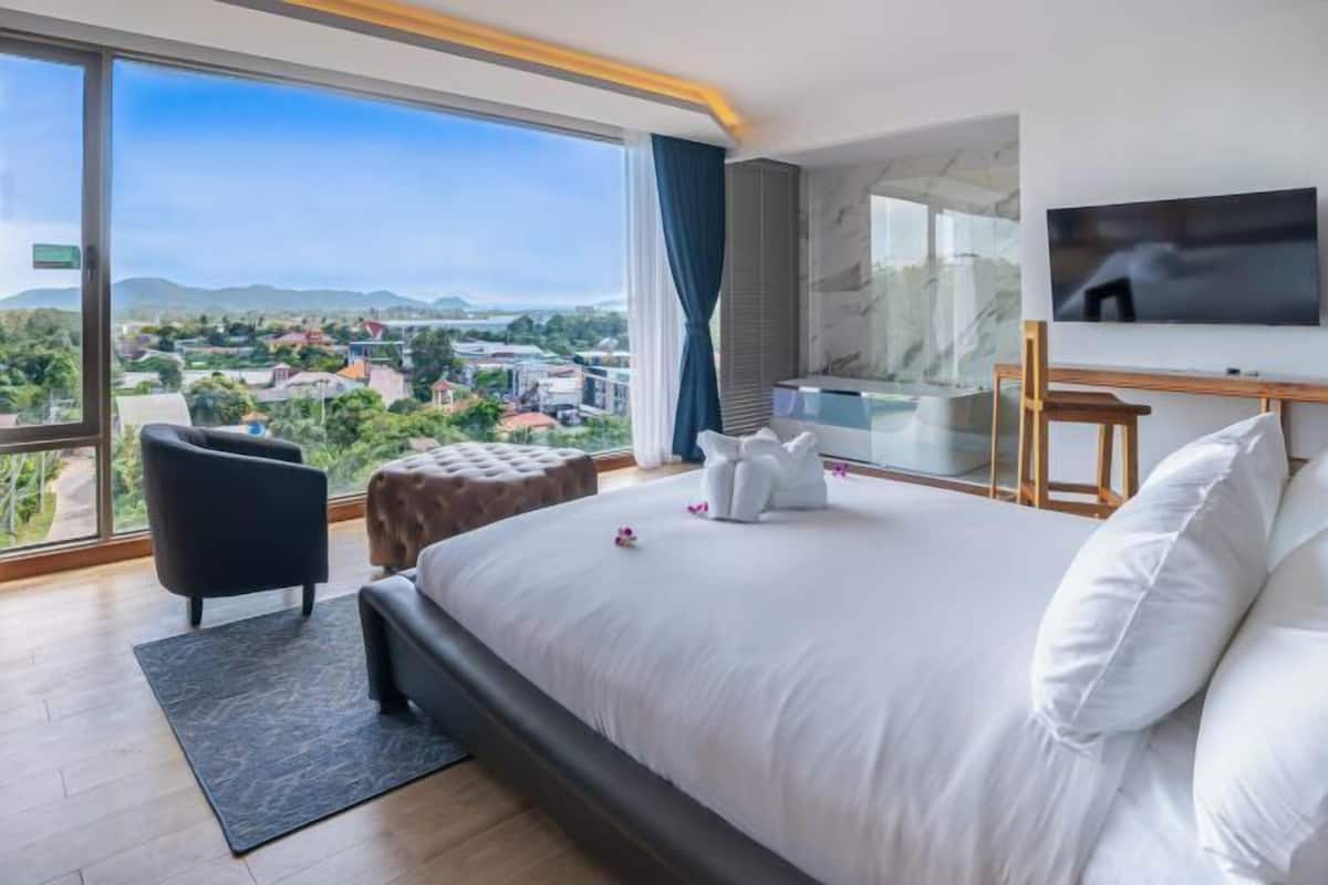 In-room safe, desk, free WiFi, bed sheets