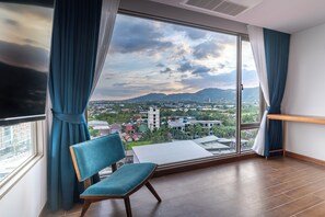 Panorama Executive Suite | Cofres nos quartos, escrivaninha, Wi-Fi de cortesia, roupa de cama
