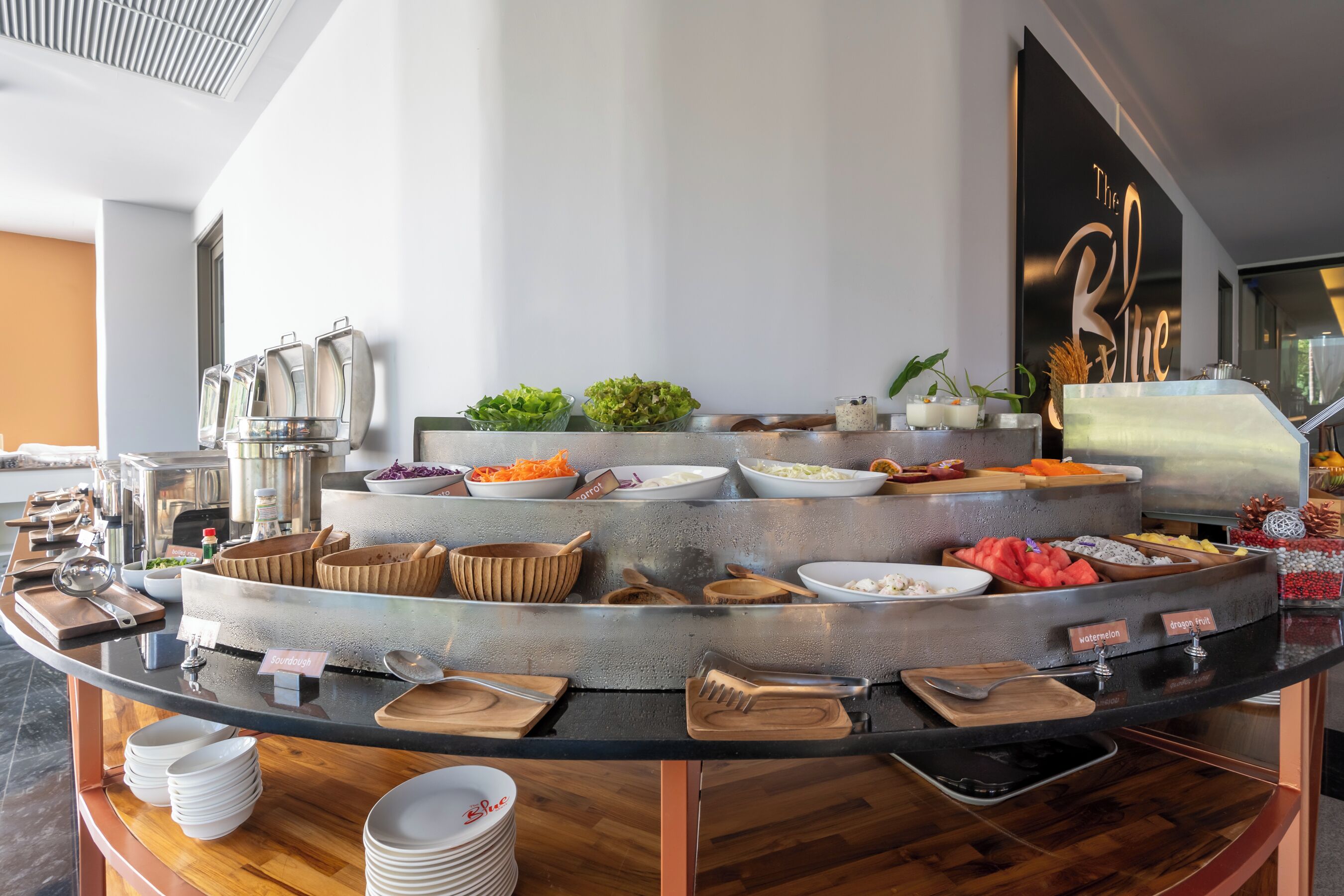 Una mesa de buffet con diversos alimentos y utensilios.