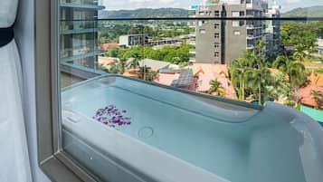 Super Deluxe Double with Bathtub | 客房内保险箱、办公桌、免费 WiFi、床单