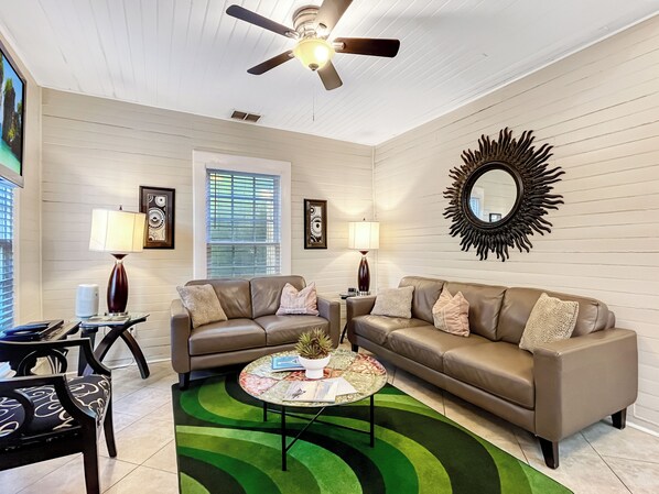 Televisio, takka, työhuone