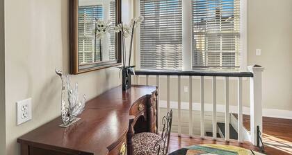 Perfect Downtown Getaway- Walk to Top Attractions
