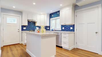 Kylskåp, mikrovågsugn, ugn och spishäll