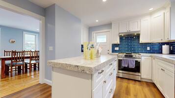 Kylskåp, mikrovågsugn, ugn och spishäll