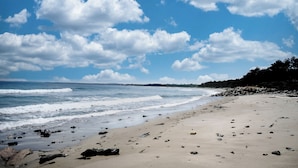 A beach with a rocky shoreline, waves, and a clear sky. - Seven Gables by Bayley Vacation Rentals (Kennebunk)