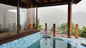 尊榮客房 | 迷你吧、書桌、筆電工作空間、免費無線上網