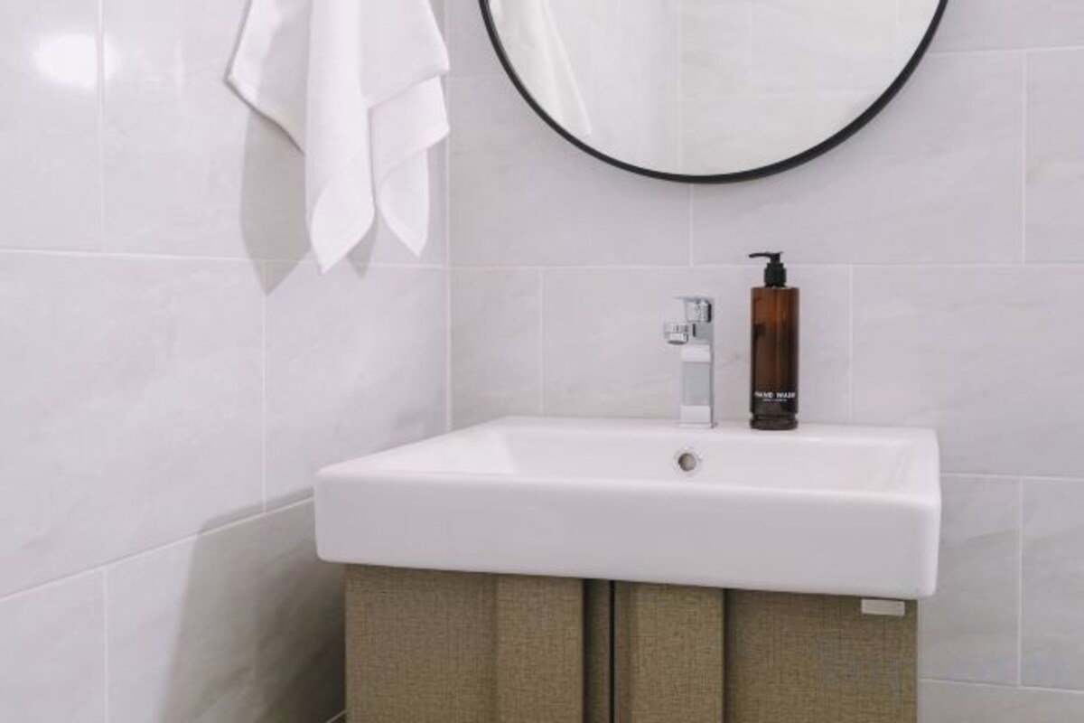 Shower, free toiletries, hair dryer, bidet
