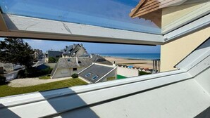 Un lucernari amb vista a la platja i cases.