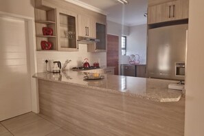 Microondas, parrilla de estufa y lavavajillas