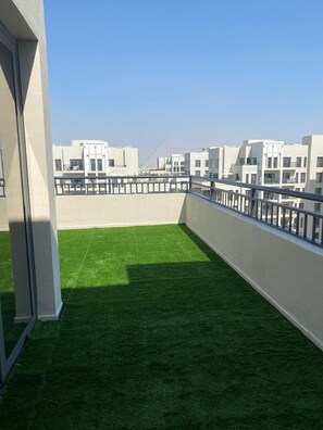 Property grounds - Luxury & Lovely Calm 3BR Apartment with Pool view in a private Gated Community (Dubai)