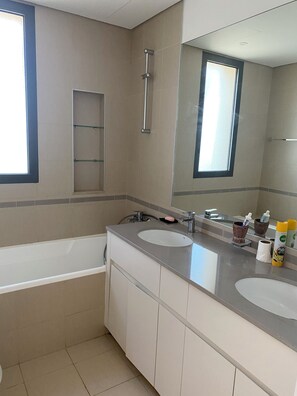 淋浴设施、坐浴桶、毛巾、肥皂