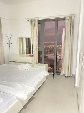 3 habitaciones, escritorio y tabla de planchar con plancha 