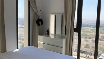 3 habitaciones, escritorio y tabla de planchar con plancha