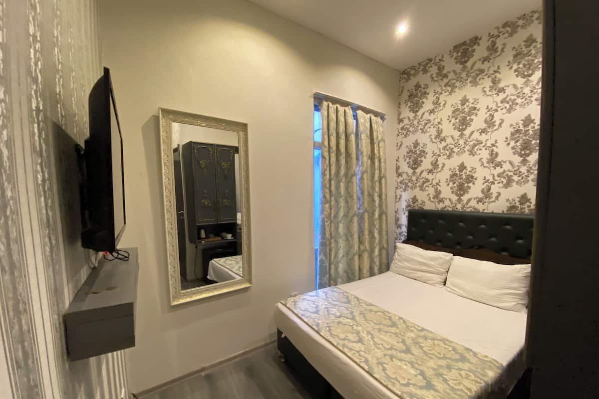 Economy Room, Smoking, Private Bathroom | Premium bedding, down comforters, minibar, laptop workspace