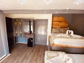 豪華雙床房 | 高級寢具、羽絨被、迷你吧、筆電工作空間