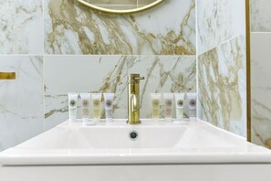 Handtücher, Seife, Toilettenpapier