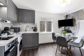 Fridge, microwave, oven, stovetop - 2BR Gem and a Tranquil Haven in Fulham (London)
