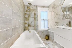 Towels, soap, toilet paper - 2BR Gem and a Tranquil Haven in Fulham (London)