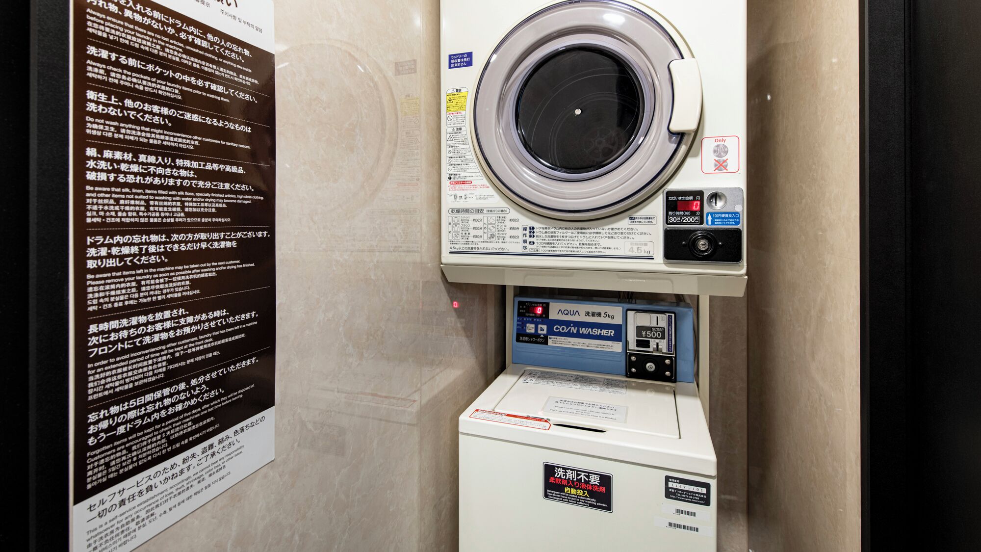 Een wasmachine met een voorlaadklep, bedieningspaneel en zeepdoser.