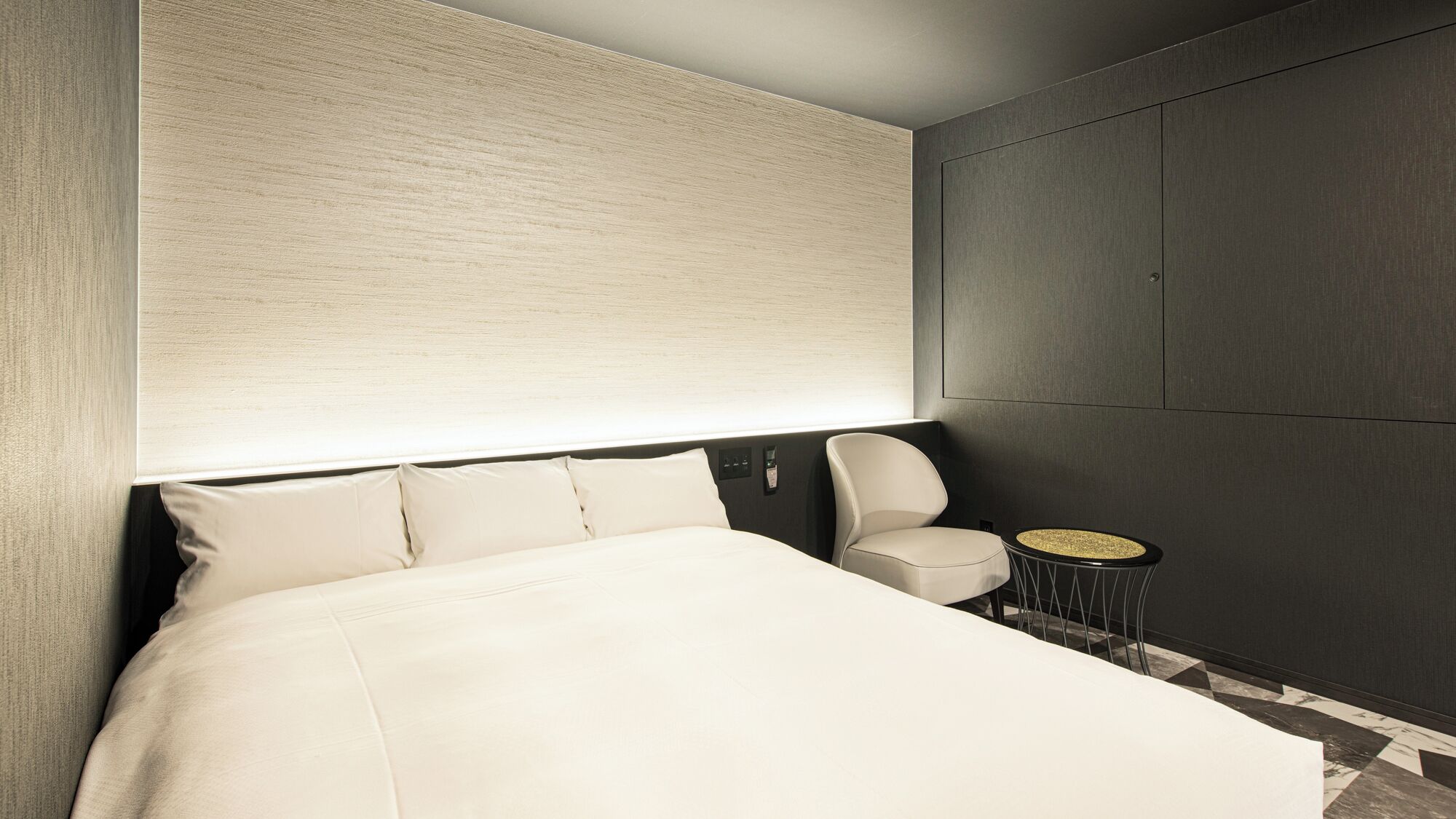 Caja de seguridad en la habitación y escritorio 