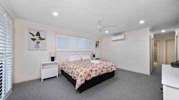 4 bedrooms, iron/ironing board, free WiFi, bed sheets