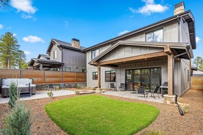 Terrace/patio - Modern 4BR Flagstaff Home: Hot Tub, Near NAU, Downtown & Grand Canyon (Flagstaff)