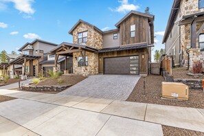 Exterior - Modern 4BR Flagstaff Home: Hot Tub, Near NAU, Downtown & Grand Canyon (Flagstaff)