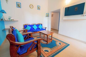 Standard Studio Suite, Balcony, Garden View | Living area