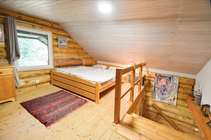 2 habitaciones, escritorio y tabla de planchar con plancha 
