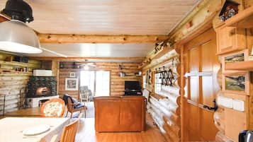 Een smart-tv, een open haard en een stereo