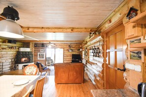 TV connectée, cheminée, chaîne hi-fi