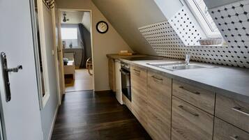 Fridge, oven, stovetop, dishwasher