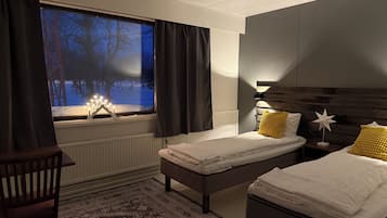 Habitación básica con 2 camas individuales, vista al patio | Wifi gratis y ropa de cama