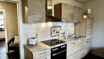 Fridge, oven, stovetop, coffee/tea maker