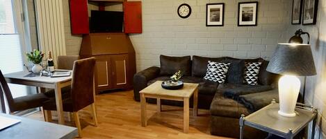 Een televisie en boeken