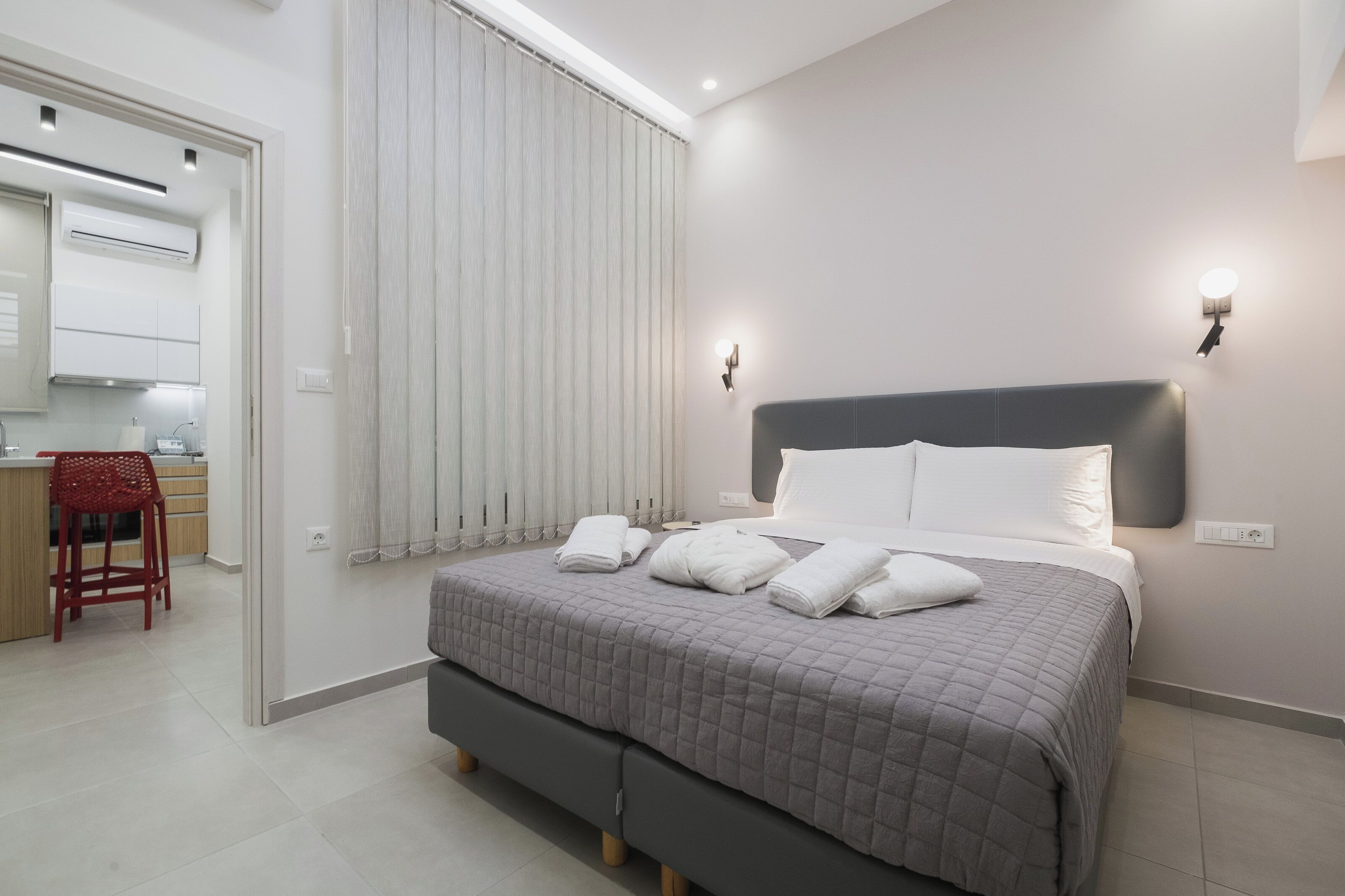 1 dormitorio, caja fuerte, tabla de planchar con plancha y cuna de viaje