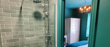 Douche, sèche-cheveux, serviettes fournies, papier toilette