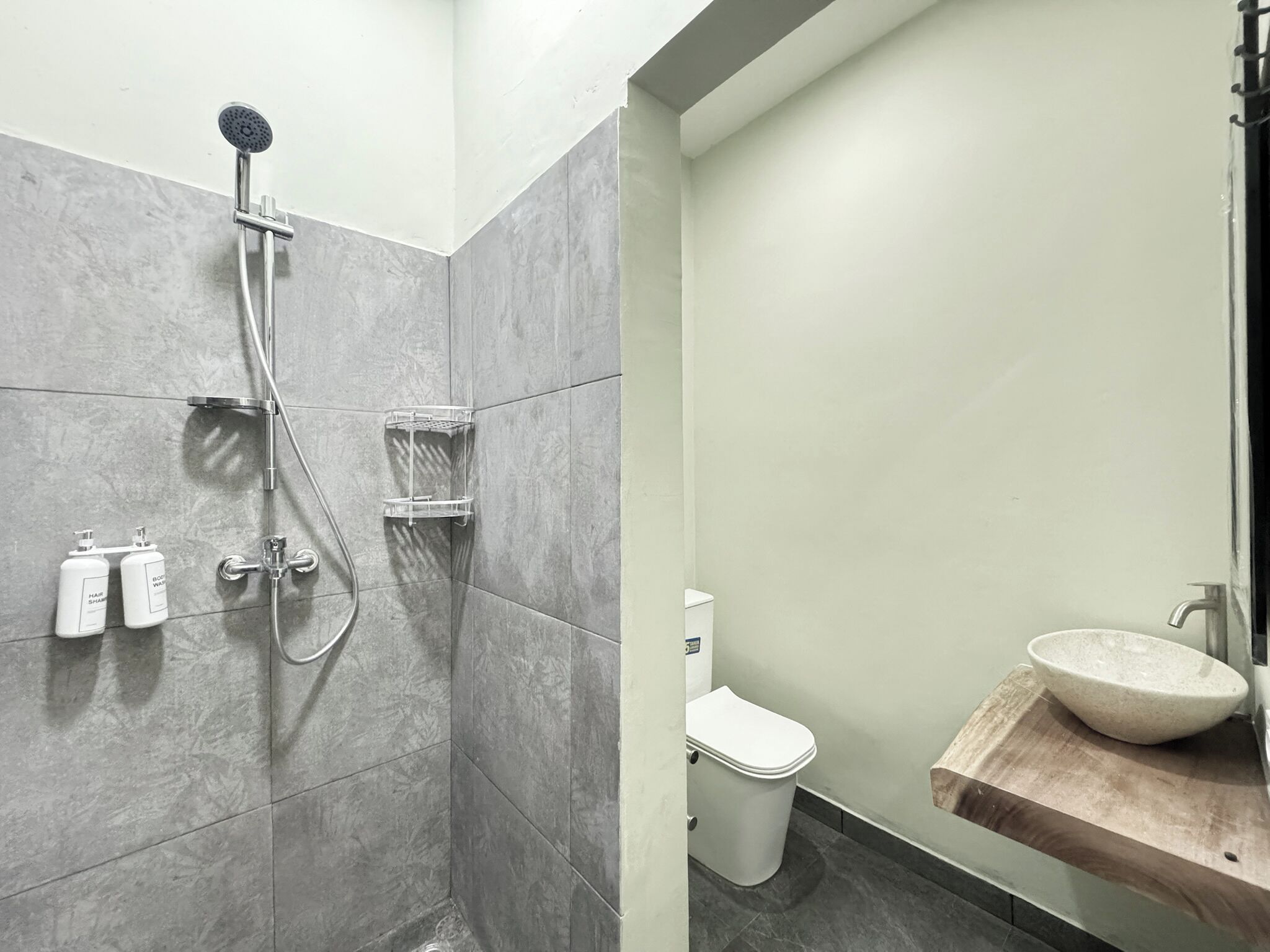 Douche, séchoir à cheveux, serviettes fournies, savon
