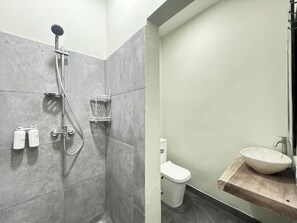 Shower, hair dryer, towels, soap - The Pause Guesthouse (Pecatu)