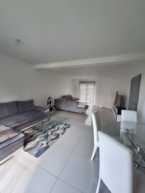 Living area - Family home. Close to golf courses, 20 minutes from Versailles. (SAINT-GERMAIN DE LA GRANGE)