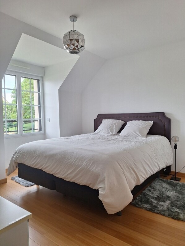 4 bedrooms, iron/ironing board, WiFi, bed sheets