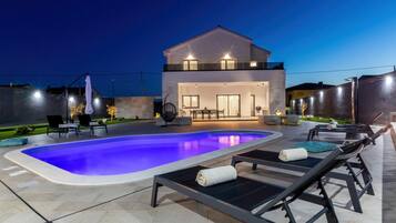 Kolam renang outdoor musiman dan sebuah kolam renang air hangat