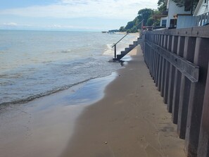 På stranden