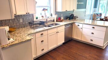 Kylskåp, mikrovågsugn, ugn och spishäll