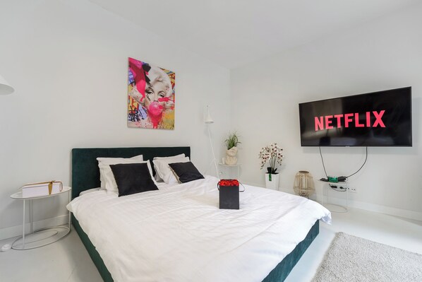 Deluxe-Apartment, Balkon, Blick auf den Innenhof | Schallisolierte Zimmer, Bügeleisen/Bügelbrett, kostenloses WLAN