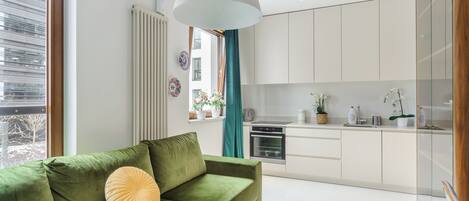 Departamento Deluxe, balcón, vista al patio | Área de sala de estar | Smart TV de 40 pulgadas con canales por cable y Netflix